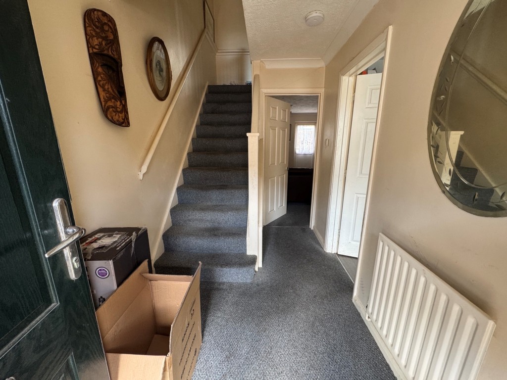 Lot: 168 - FREEHOLD TWO-BEDROOM END-TERRACE HOUSE WITH PARKING - Entrance hall